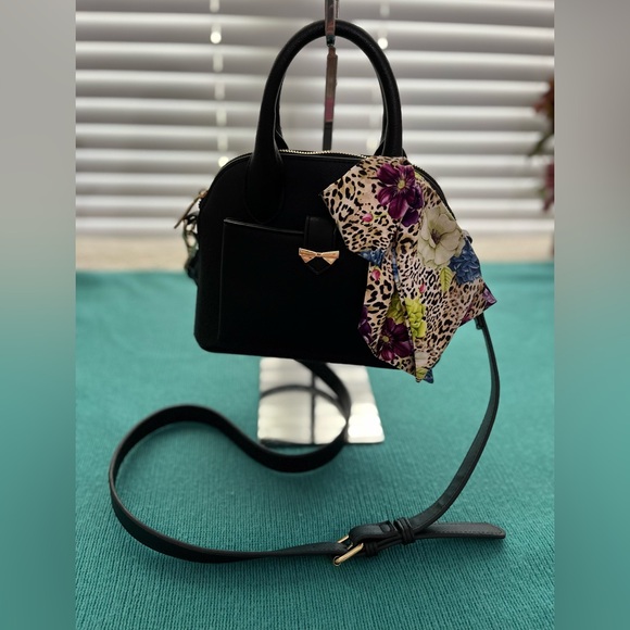 💕 Preloved Betsey Johnson Dome Satchel Handbag 💕 - Picture 9 of 11
